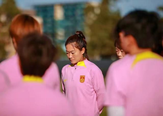 女同学撅着贱屁股等我调教她